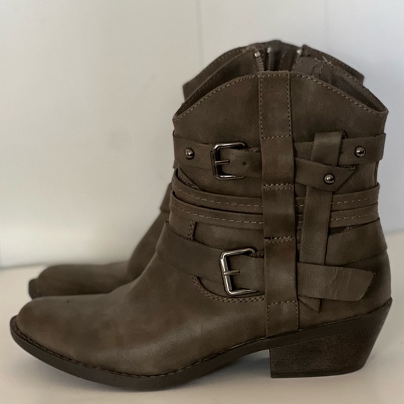 Report Shoes - Report booties. Size 7.